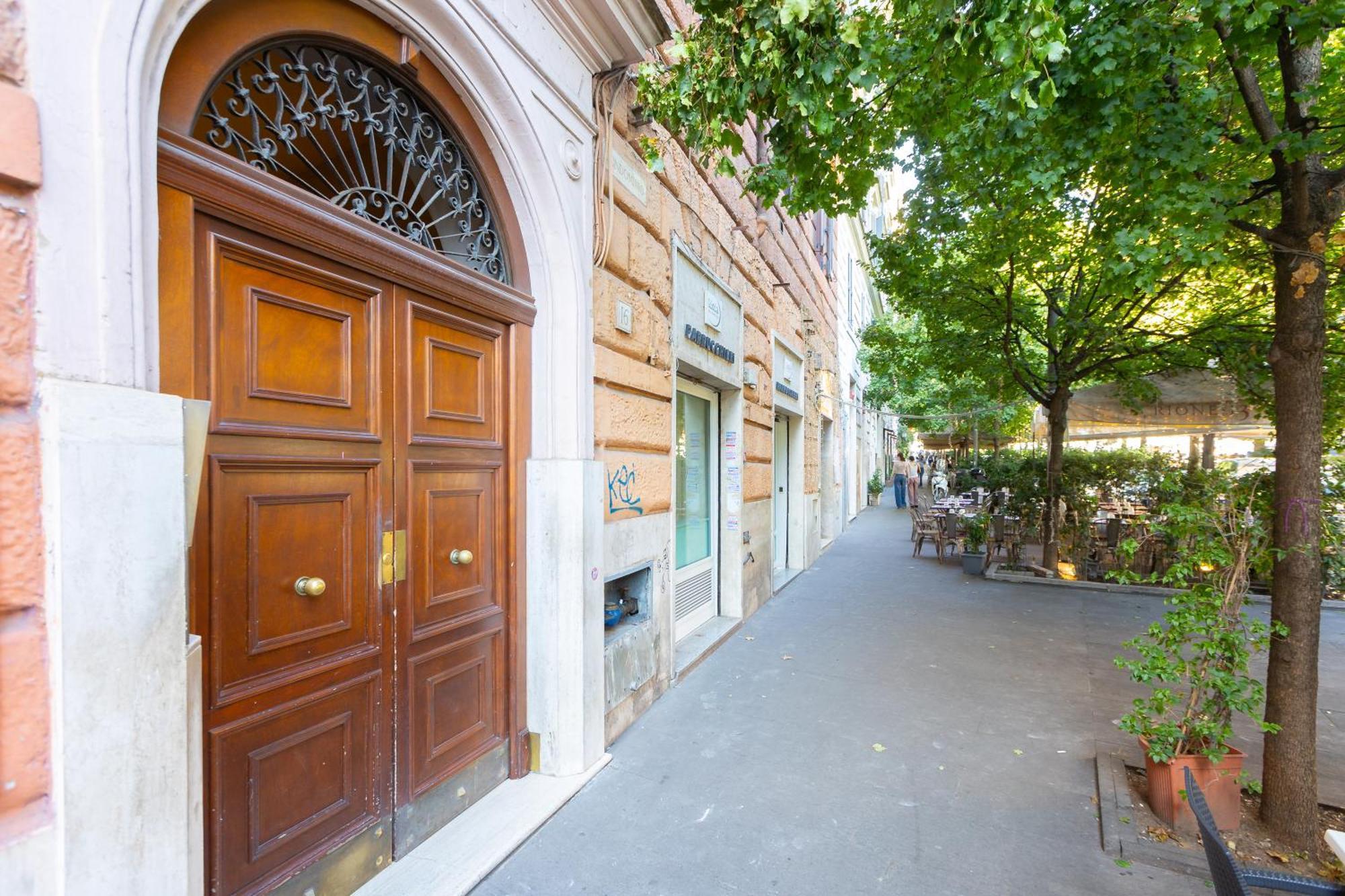 Khris - Trastevere - San Cosimato Rom